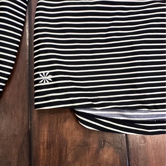 Athleta black and white long sleeve shirt- rouched back detail. size medium - Picture 2 of 4